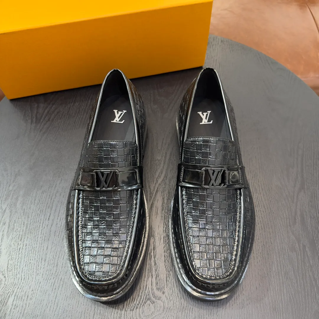 [L Home] P: 820💰 Size: 39-44 (customized at 38.45) Original Lv official website men's casual leather shoes, top-quality original replica, - Upper: 🔝cowhide weaving technology, Nappa cowhide, shoe body sewn with brand logo - Inner: cowhide, foot pad; water-dyed cowhide - Outsole: TPR·rubber foam; two-color molded outsole -Ultra-high quality control and fine workmanship: highlight (high-end, extravagance, class)